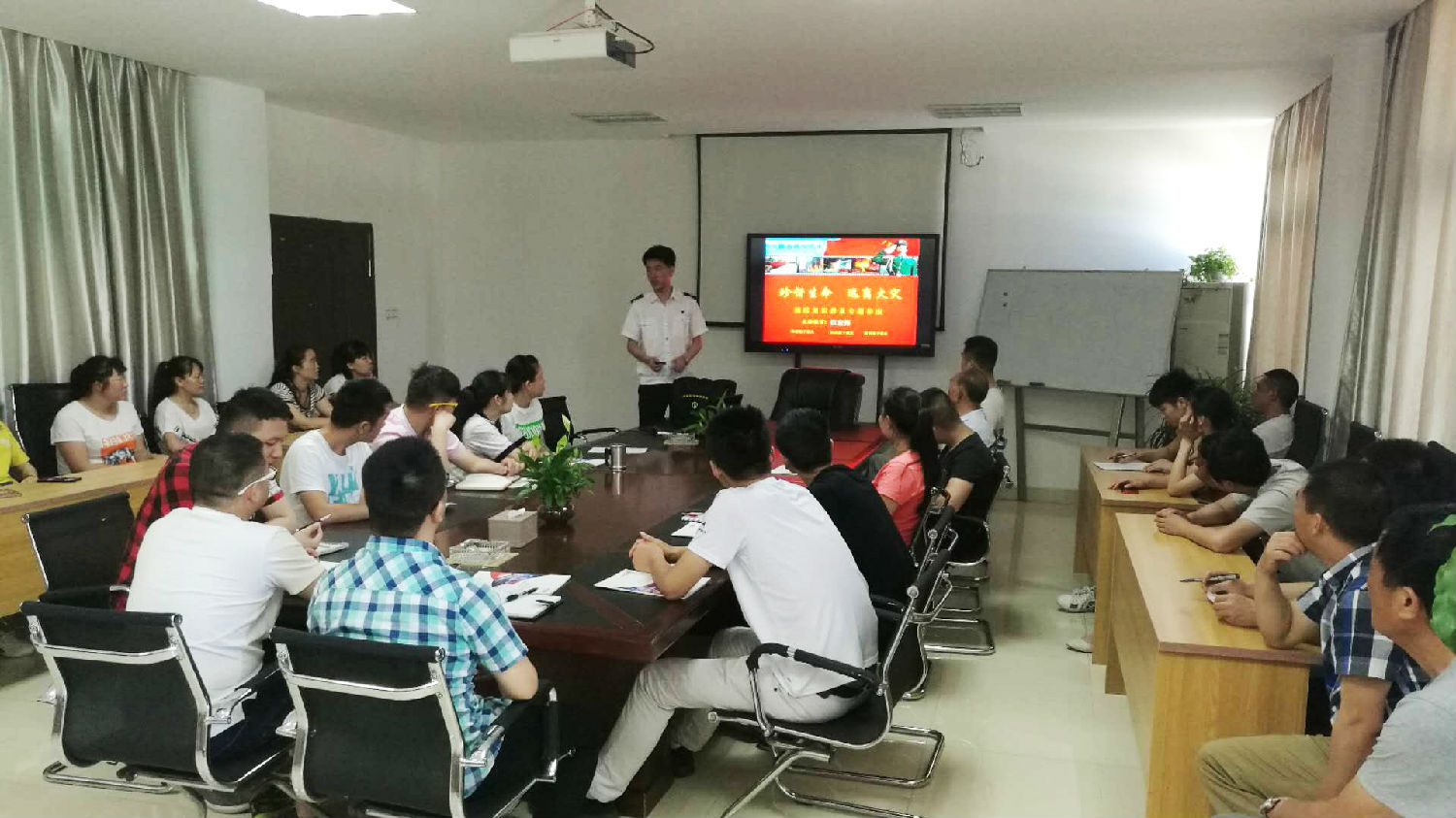 安徽得润电气 成套高低压开关柜厂家 电话:400-0551-777 qq:3176885416 安徽得润电气 成套高低压开关柜厂家 电话:400-0551-777 qq:3176885416